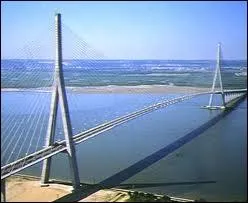 Quel pont  haubans inaugur en 1995 relie Le Havre  Honfleur ?