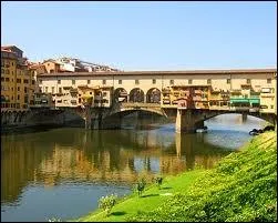 Quel fleuve le Ponte Vecchio enjambe-t-il ?