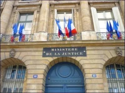 O se situe le ministre de la Justice ?