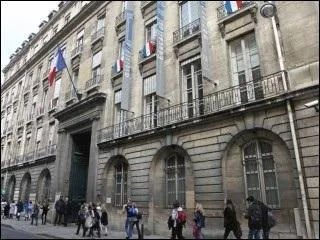 Un instituteur veut crire au ministre de l'ducation nationale. Que note-t-il sur l'enveloppe ?