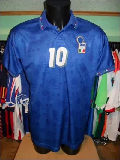 Lors de quel mondial perdu en finale lors de la sance de tirs au but l'Italie porta-t-elle ce maillot ?