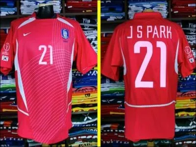 Quel pays asiatique est parvenu  se hisser en 1/2 finale d'une coupe du monde en portant ce maillot ?