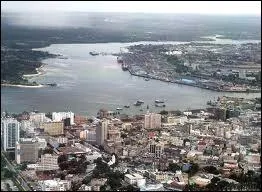 Voici une vue arienne de Dar-Es-Salaam. O est plac ce port d'Afrique ?