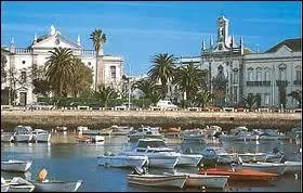 Voici le joli port de Faro. Quel est son pays d'attache ?