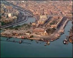 Voici l'entre du port de Bassora.  quel pays rattachez-vous ce lieu ?
