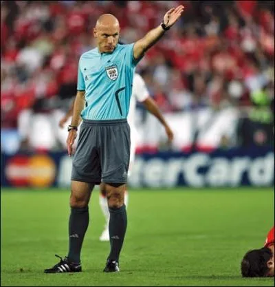 Comment s'appelle cette personne qui a pour rle d'arbitrer un match de foot ?