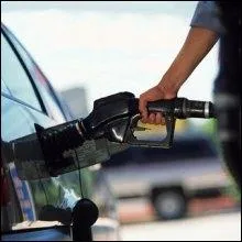 Que faut-il mettre dans le rservoir de la voiture pour qu'elle roule ?