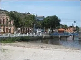 Cette photographie correspond au vieux-port de Paranagu. O est-ce ?