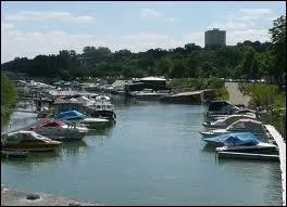 O se situe le port fluvial de Mayence ?