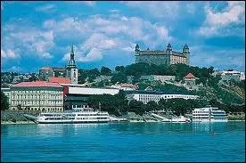 Cette image reprsente le port de Bratislava long par le Danube. O est-ce ?
