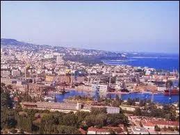 A quel pays appartient ce panorama du port de Varna ?