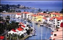 O est situ Port Marina Hemingway ?