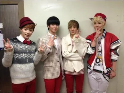 Qui taient les 4 chanteurs qui on repris  Loving U  de Sistar au Music Bank special Chirstmas ?