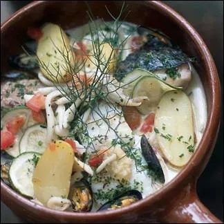 Vous aimerez le contenu de cette  chaudire  toute fumante que le serveur charentais pose sur votre table : poisson au vin blanc prpar avec des pommes de terre.
