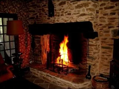 C'est l'endroit sombre de la chemine o l'on fait le feu. Donnez la liste qui contient des synonymes.