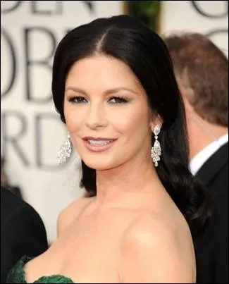 Dans quel film de Steven Spielberg, l'actrice amricaine Catherine Zeta-Jones interprte-t-elle une htesse de l'air aux cts de Tom Hanks ?