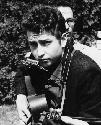 N Robert Allen Zimmerman le 24 mai 1941, cet auteur-compositeur-interprte et musicien amricain s'est fait connatre sous le pseudonyme de ... .