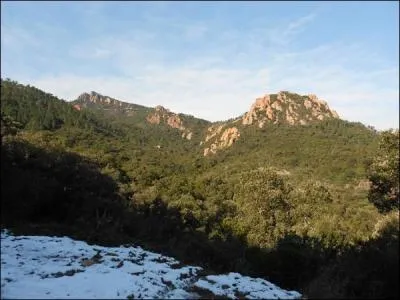 Comment s'appelle le versant sud d'une montagne ?
