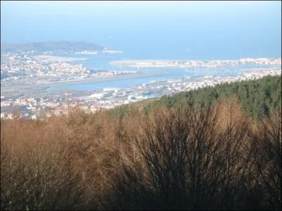 Dans quelle baie débouche l'estuaire de la Bidassoa ?