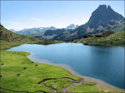 En quelle année les Basses-Pyrénées prennent le nom de Pyrénées-Atlantiques ?