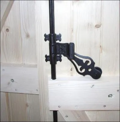  Il a rcupr une  espagnolette  pour sa ferme  : trouvez le sens du mot espagnolette.