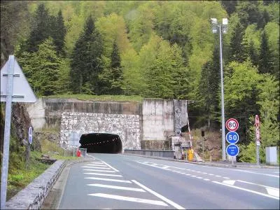 Depuis Pau, quel tunnel routier faut-il emprunter pour rejoindre l'Espagne toute proche ?