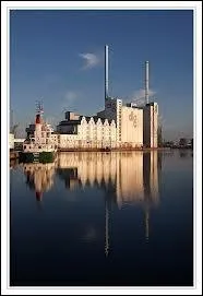 Voici une image du port d'rhus. Donnez son pays.