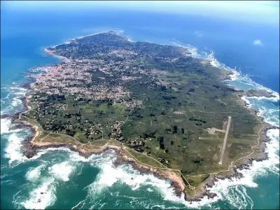 Mon 4me est une terre entoure d'eau.