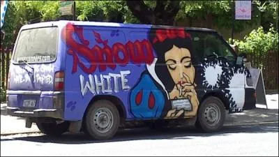 Vous tes Blanche-neige, vous pourriez tre mannequin, vos mensurations sont idales, c'est normal ...