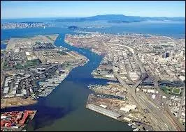 O se situe le port d'Oakland sur cette photographie arienne ?