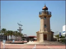 Voici le phare du port de Castelln. De quel pays dpend-il ?