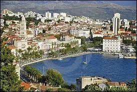 O situez-vous Split dont nous admirons le port sur cette vue arienne ?