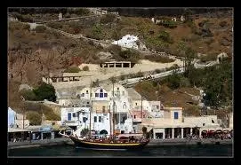 O se situe le port de Thira ?