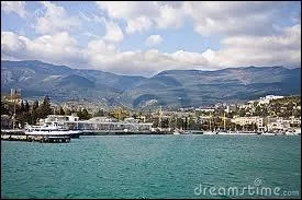 O est situ le port de Yalta ?
