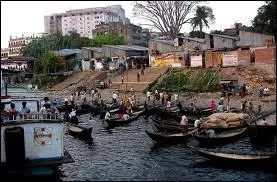 L'image correspond  Dacca. A quel pays appartient ce port ?