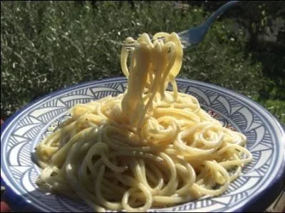 Plat traditionnel romain mais que l'on cuisine aussi en Sicile. C'est un plat qui comprend seulement 3 ingrédients : spaghetti, poivre noir, pecorino. Qu'est-ce que le "pecorino" ?