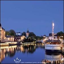 Voici une image nocturne de Turku. A quel pays attribuez-vous ce port ?