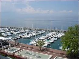 O est situ le port d'Evian-les-Bains ?