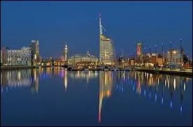 Voici Bremerhaven sur cette image prise de nuit. O se situe ce port ?