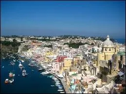 Dans quel pays se trouve le pittoresque port d'Amalfi ?