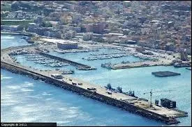 Voici une vue arienne de Porto Torres. Donnez son pays.