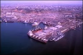 Voici une vue arienne de Luanda. O se trouve ce port ?