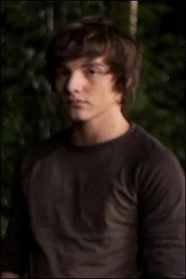 Et les plus jeunes, qui eux protgent la tribu comme c'est le cas de Brady. De quelle couleur est-il en loup ?