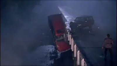 Qui a renvers la voiture rouge dans laquelle se trouvaient Brooke et Jamie ?