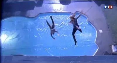 Qui tombe dans la piscine ?