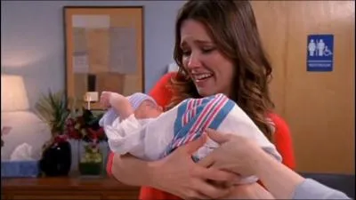 Qui Brooke tient-elle dans ses bras ?