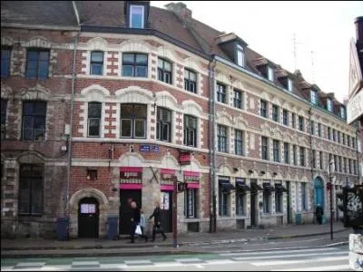 Une dsignation bien charmante pour un lieu charg de tristesse : celui de la  Place aux Bleuets . A quoi cela est-il rattach ds 1476 ?