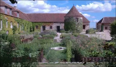 Au XIIe, une importante ferme forte avec son manoir seigneurial, sa chapelle, sa grange dmire et son colombier. En 1679, le manoir et la terre de Bois Richeux sont acquis par Madame de Maintenon.