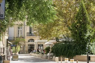 La place du Marché-aux-Fleurs est une des places de l'Écusson, le centre historique de la ville. Située à l'est de la préfecture. En d'autres temps, vous auriez fait l'appoint avec des Grisettes.