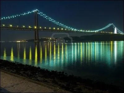 Ce grand  pont du 25-Avril , suspendu, enjambe le Tage. Pour quelle raison lui a-t-on donn ce nom ?